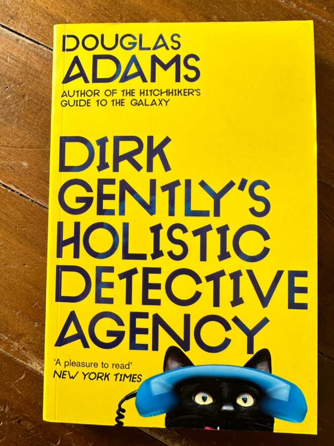 Rezension: Dirk Gently’s Holistic Detective Agency- Douglas Adams 4 Dunkelrot Rezi Dirk Gently’s Holistic Detective Agency. Eine schwarze Katze mit einem Telefonhörer auf dem Kopf