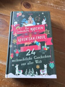 Dunkelrot Rezi Der zauberhafte MärchenadventskalenderDas Cover ist illustriert und zeigt die Wonderwinterlandschaft.