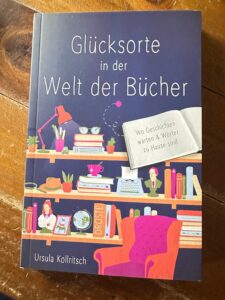 Dunkelrot Rezi Glücksorte in der Welt der Bücher. Das Cover zeigt eine Illustration mit vielen Büchern