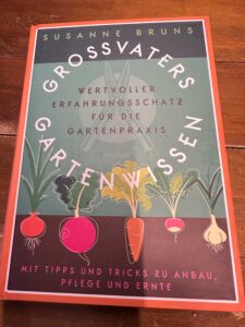 Dunkelrot Rezi Grossvaters Gartenwissen. Das Cover zeigt Grafiken von Gemüsesorten.
