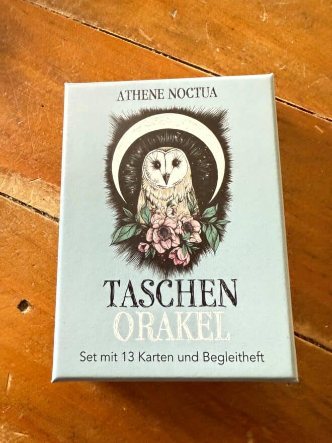 Dunkelrot Rezi Taschenorakel. Das Cover zeigt eine Illustration mit einer Eule