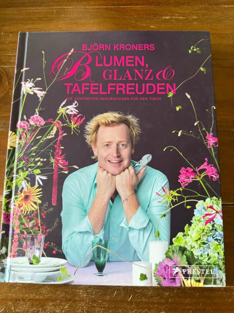 Blumen, Glanz und Tafelfreuden von Björn Kroner Rezi von Dunkelrot.