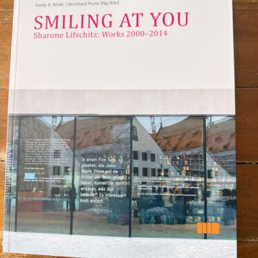 Smiling at You von Sharonne Lifschitz Rezi auf dunkelrot.de