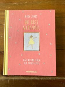 Du bist wertvoll von Ruby Jones Rezi auf dunkelrot.de