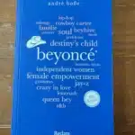 Beyoncé 100 Seiten Rezension von André Boße 4 Cover des Buches beyoncé. 100 Seiten von André Boße, erschienen im Reclam Verlag, auf Holztisch fotografiert