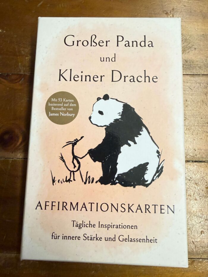 Großer Panda und Kleiner Drache von James Norbury Rezi auf dunkelrot.de