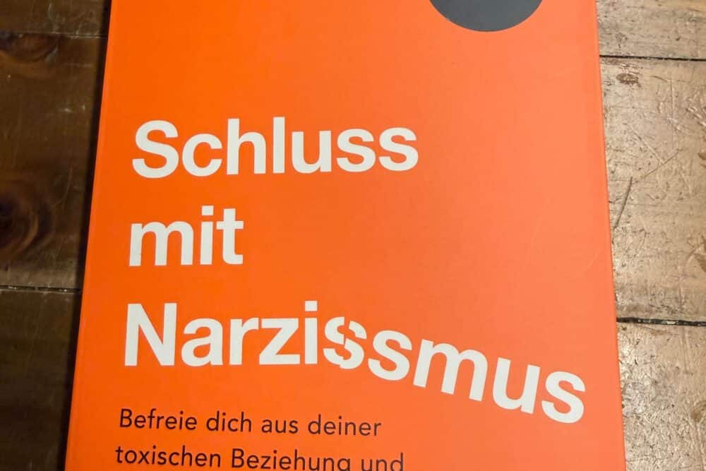 Schluss mit Narzissmus von Dr. Alina Kastner Rezi auf dunkelrot.de