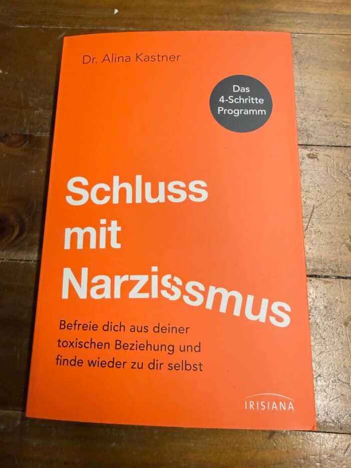 Schluss mit Narzissmus von Dr. Alina Kastner Rezi auf dunkelrot.de
