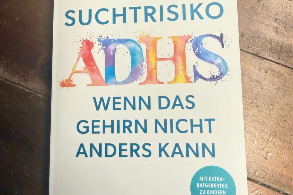 Suchtrisiko ADHS – Wenn das Gehirn nicht anders kann von Gaby Guzek und Lisa Guzek Rezi auf dunkelrot.de