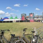 Eingang des Huntenpop-Festivals 2026 in Ulft mit Festivalzelten und abgestellten Fahrrädern
