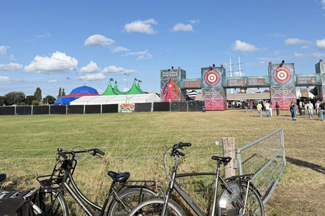 Eingang des Huntenpop-Festivals 2026 in Ulft mit Festivalzelten und abgestellten Fahrrädern