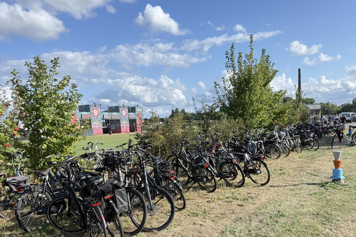 Fahrradparkplatz beim Huntenpop 2026 in Ulft, dahinter der Festivaleingang