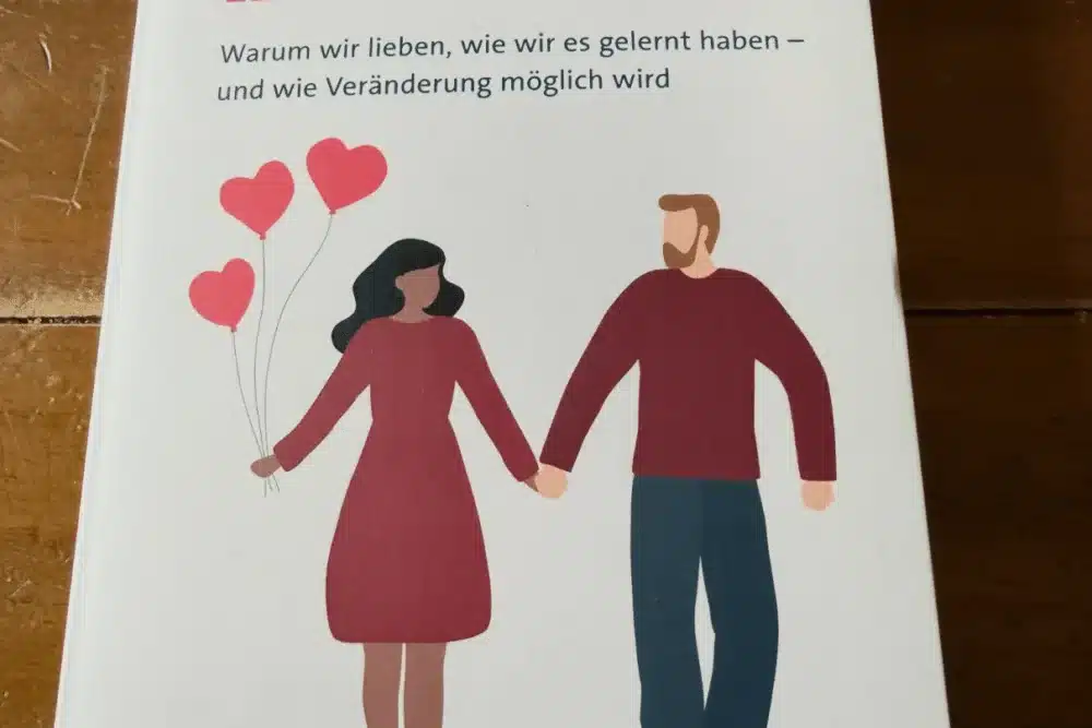 Cover des Buches Tanz der inneren Kinder von Susanne Vömel, erschienen bei Schattauer/Klett-Cotta, auf Holztisch fotografiert