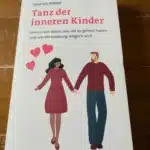 Tanz der inneren Kinder Rezension von Susanne Vömel 3 Cover des Buches Tanz der inneren Kinder von Susanne Vömel, erschienen bei Schattauer/Klett-Cotta, auf Holztisch fotografiert
