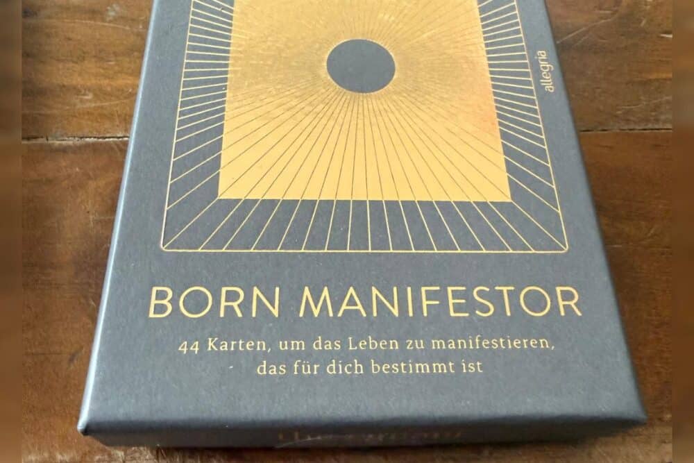 Born Manifestor Rezension: Kartendeck von Nina Brockmann