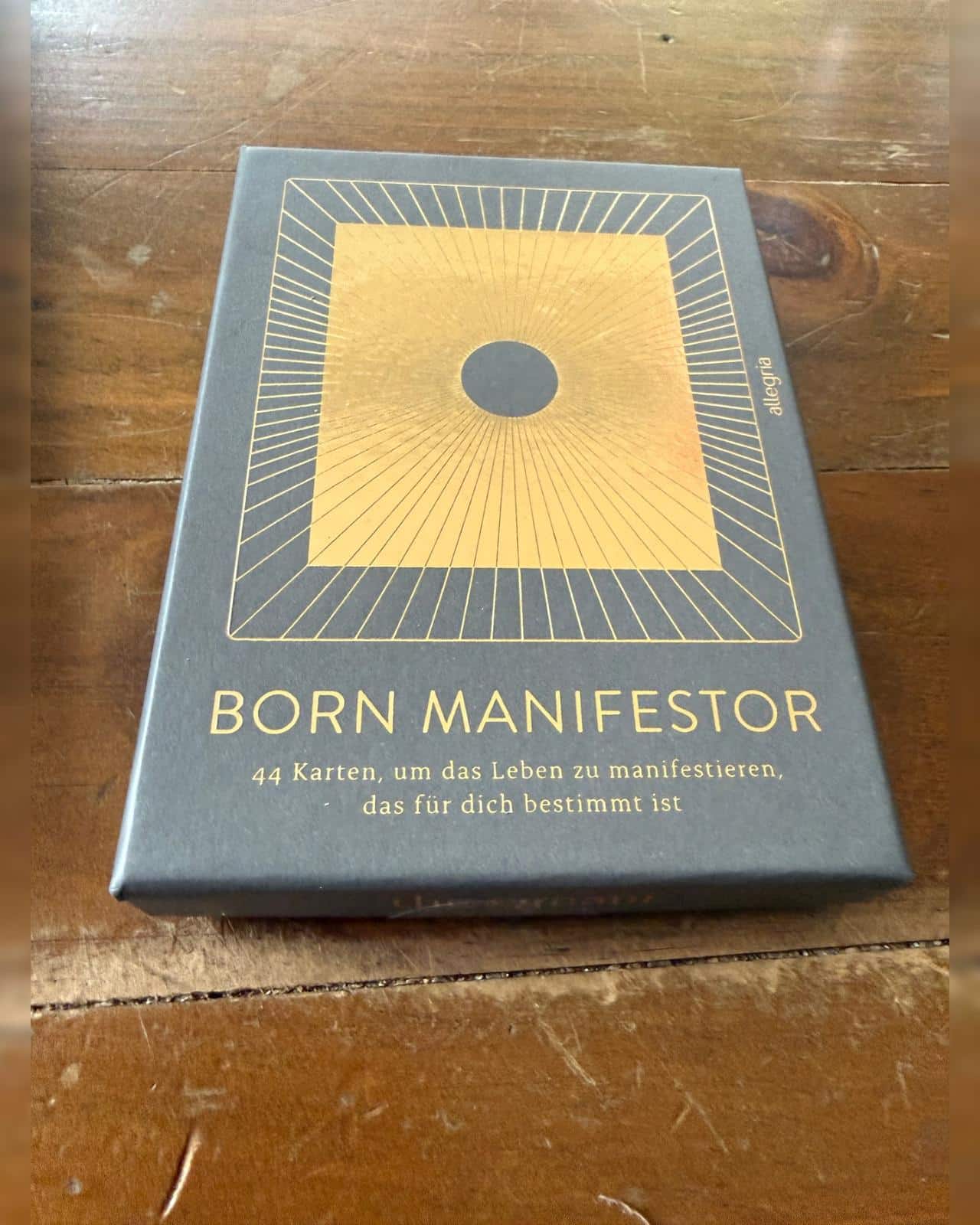 Born Manifestor Rezension: Kartendeck von Nina Brockmann