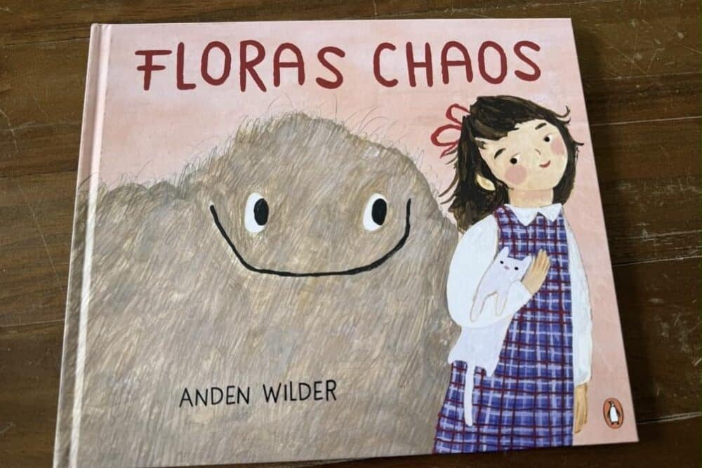 Floras Chaos Rezension: Cover des Bilderbuchs von Anden Wilder auf Holztisch