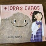 Floras Chaos Rezension: Cover des Bilderbuchs von Anden Wilder auf Holztisch