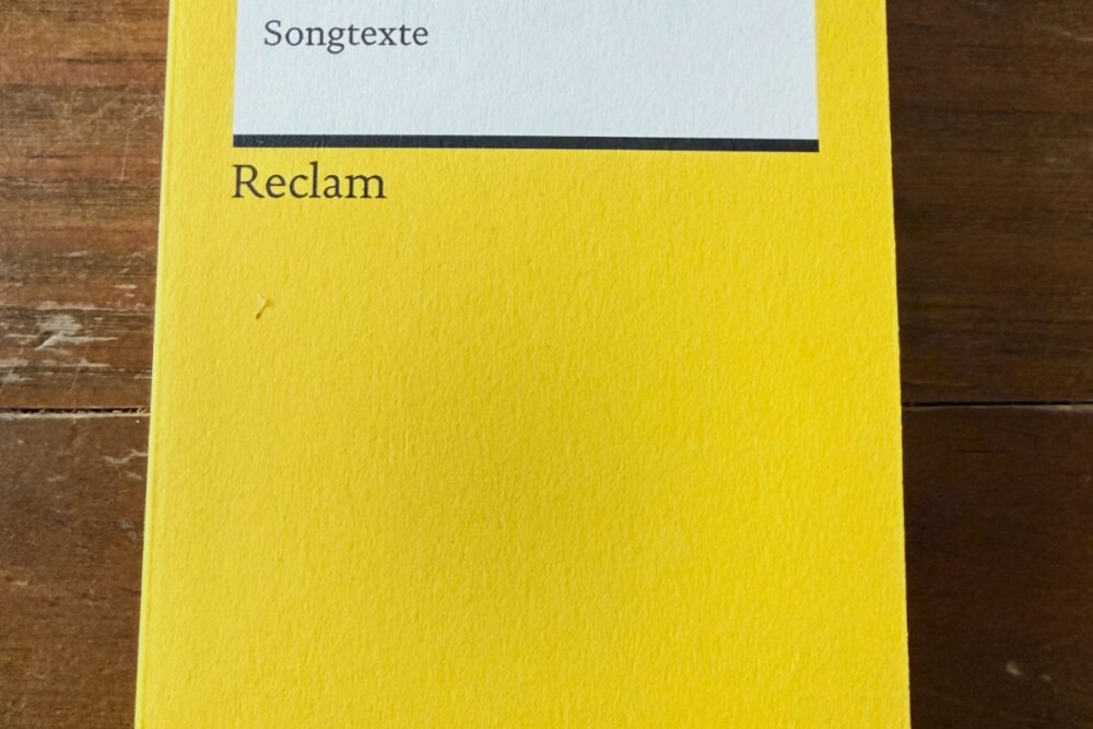 Für immer und dich Rezension: gelbes Reclam-Buch mit Songtexten von Rio Reiser