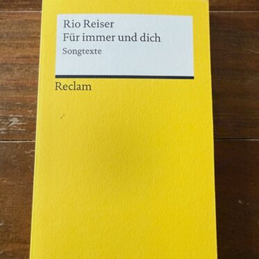 Für immer und dich Rezension: gelbes Reclam-Buch mit Songtexten von Rio Reiser