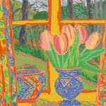 Farbenfrohe Hommage an David Hockney: rosa Tulpen in einer blauen Vase vor einem Fenster mit Blick in den Frühlingswald, gemusterte Vorhänge