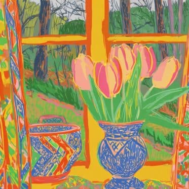 Farbenfrohe Hommage an David Hockney: rosa Tulpen in einer blauen Vase vor einem Fenster mit Blick in den Frühlingswald, gemusterte Vorhänge