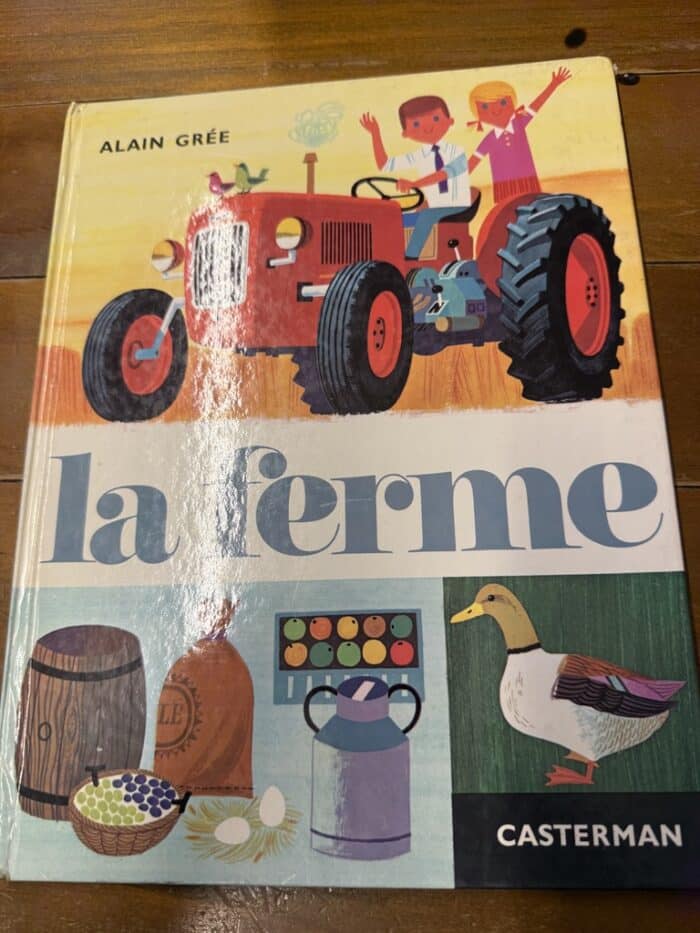Cover von La ferme: roter Traktor mit zwei winkenden Kindern, darunter Fass, Sack, Milchkanne, Eier und Ente