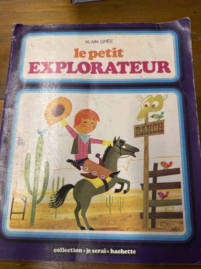 Cover von Le petit explorateur: winkender kleiner Cowboy auf einem Pferd vor Ranch-Schild und Kakteen