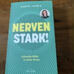 Nerven stark Rezension: Cover des Ratgebers von Karin Janka auf Holztisch