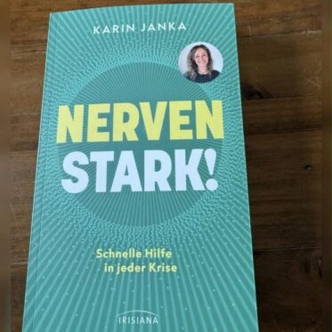 Nerven stark Rezension: Cover des Ratgebers von Karin Janka auf Holztisch