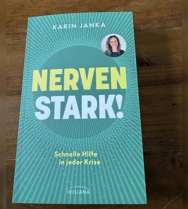 Nerven stark Rezension: Cover des Ratgebers von Karin Janka auf Holztisch