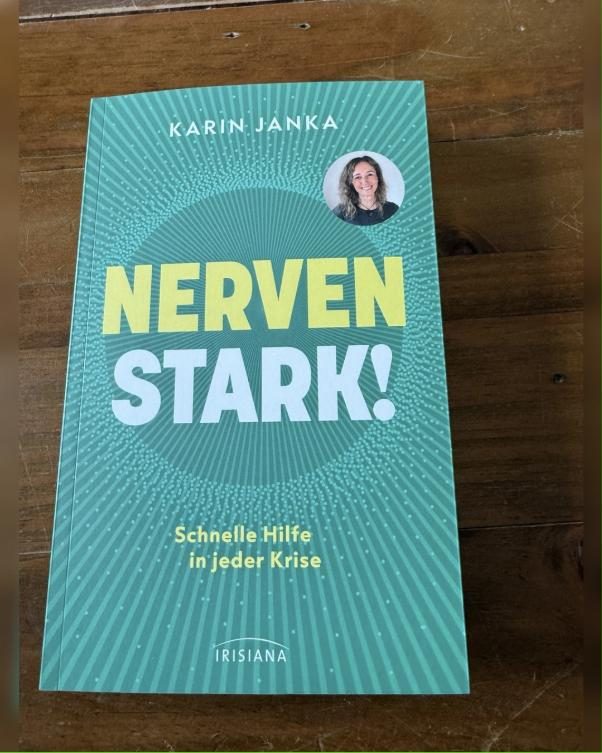 Nerven stark Rezension: Cover des Ratgebers von Karin Janka auf Holztisch