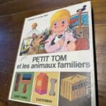 Cover von Petit Tom et les animaux familiers: Junge mit Meerschweinchen, Katze, Hunden und Aquarium