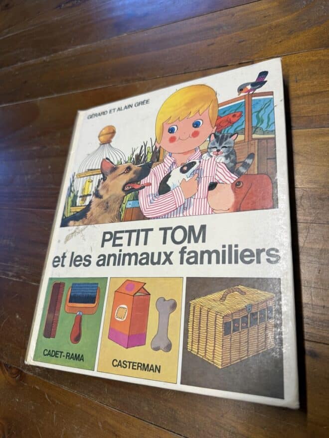Cover von Petit Tom et les animaux familiers: Junge mit Meerschweinchen, Katze, Hunden und Aquarium