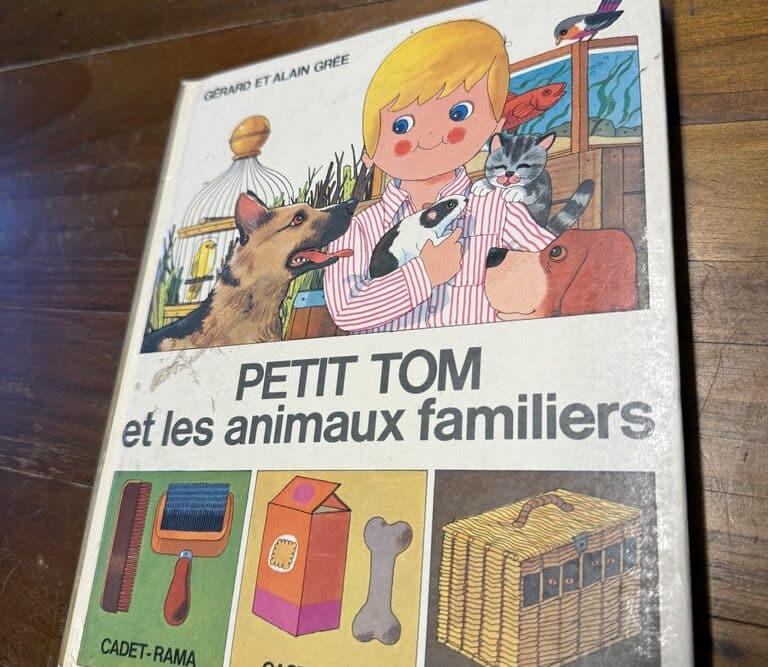 Cover von Petit Tom et les animaux familiers: Junge mit Meerschweinchen, Katze, Hunden und Aquarium