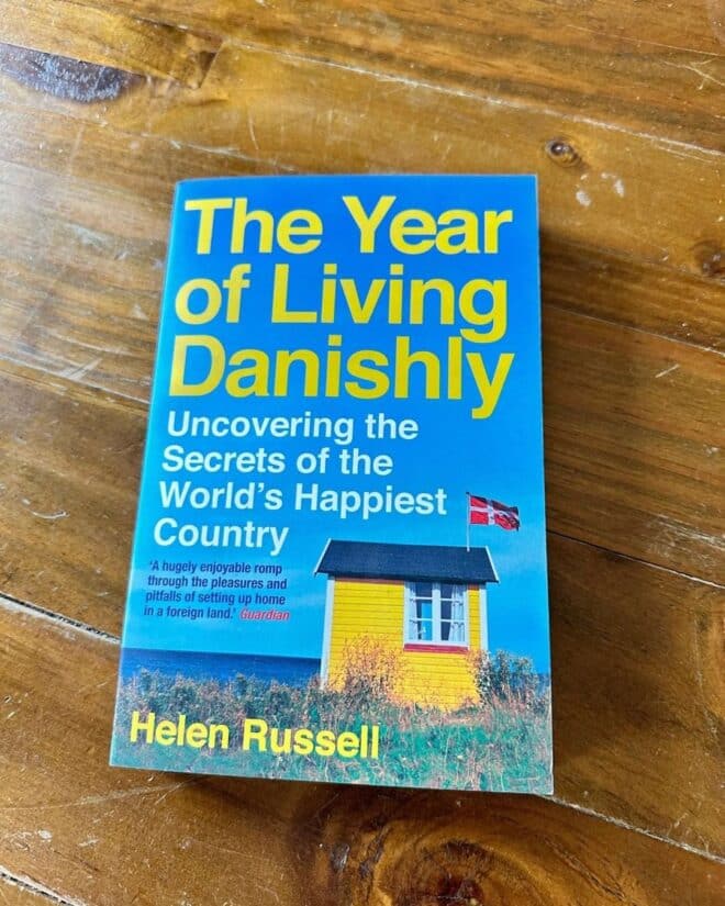 The Year of Living Danishly Rezension: Cover des Buchs von Helen Russell