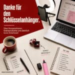 Schreibtisch mit Ringlicht, Smartphone, Laptop mit Content-Plan und To-do-Listen; in der Mitte ein winziges Geschenkkästchen mit Schlüsselanhänger, daneben die Notiz „Danke? Ernsthaft?“ – Titel: Danke für den Schlüsselanhänger.
