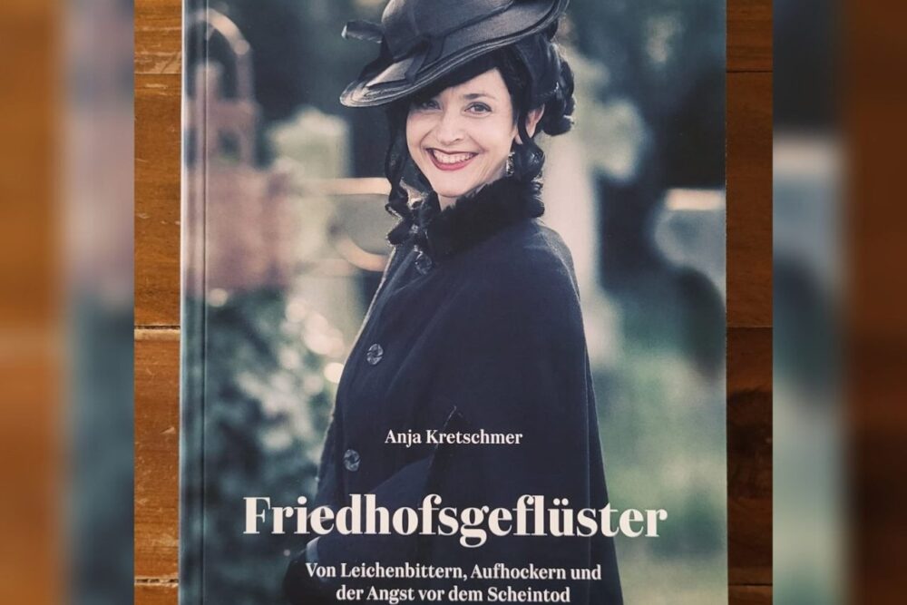 Friedhofsgeflüster von Anja Kretschmer: Buchcover aus dem Hinstorff Verlag