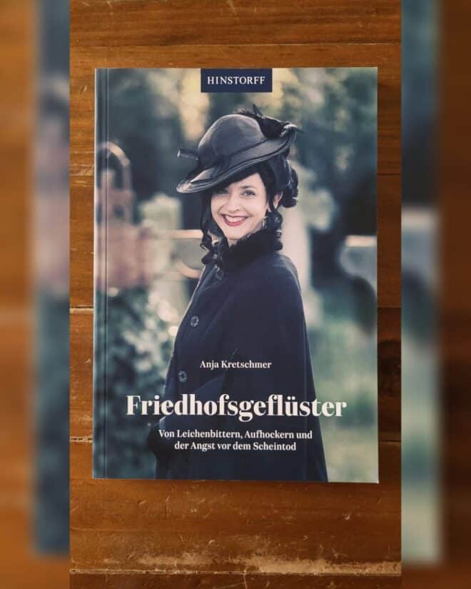Friedhofsgeflüster von Anja Kretschmer: Buchcover aus dem Hinstorff Verlag
