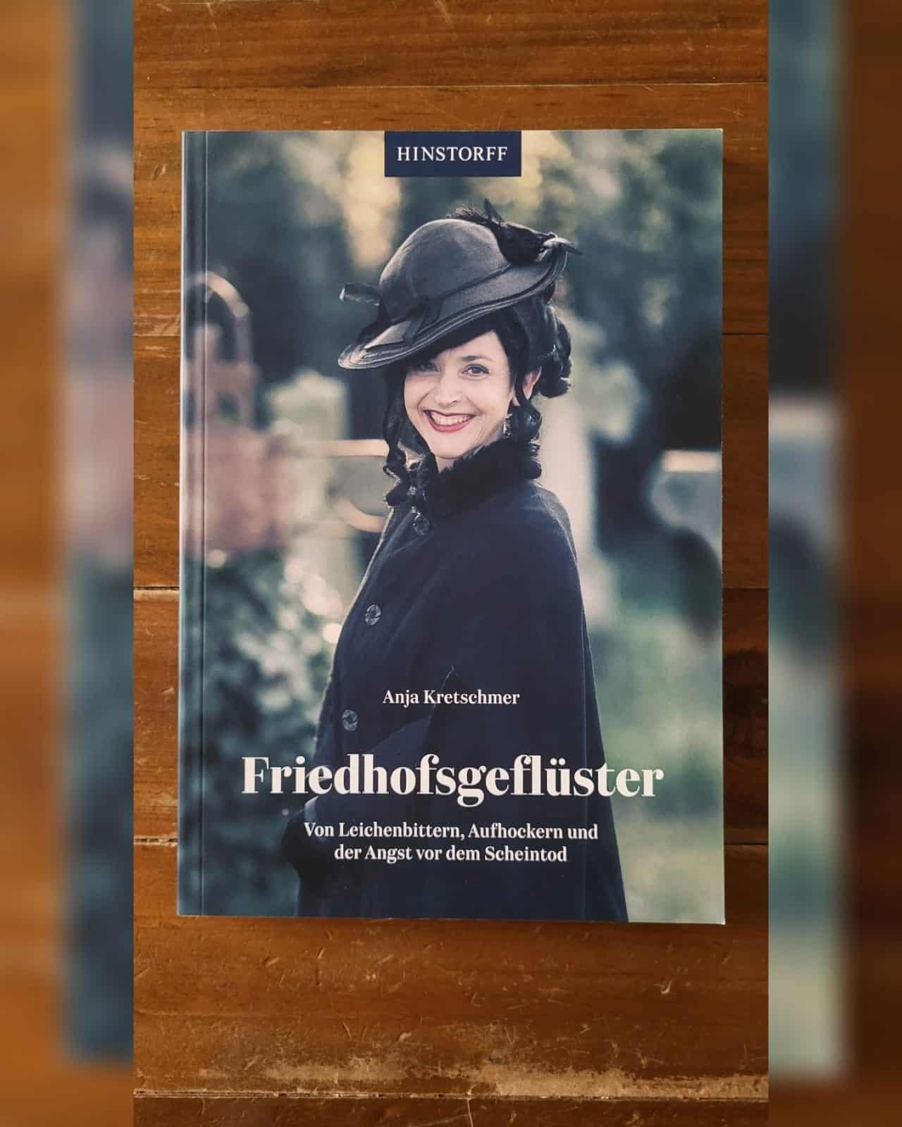 Friedhofsgeflüster von Anja Kretschmer: Buchcover aus dem Hinstorff Verlag