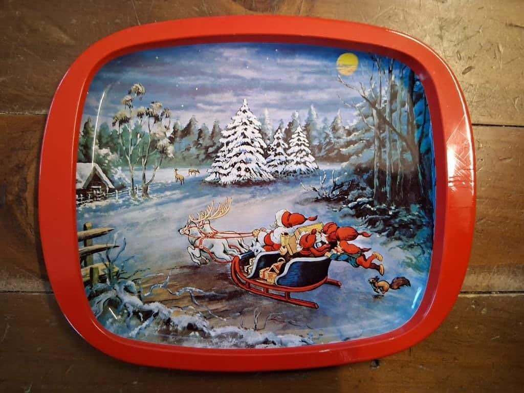 Vintage-Blechtablett mit rotem Rand, Weihnachtsmann und Wichtel im Pferdeschlitten