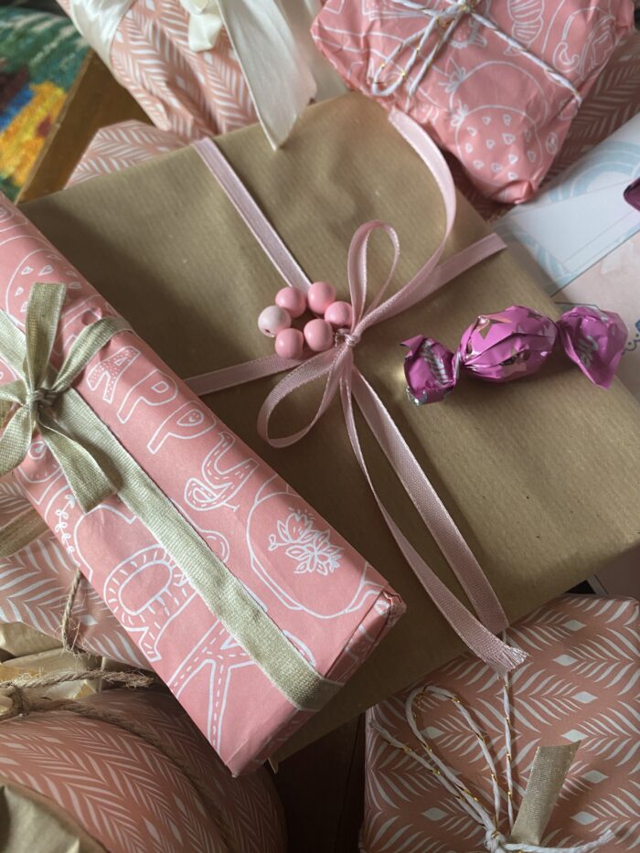 Weihnachten aus meinem Antiquariat 4 Kleine Päckchen in Rosa- und Naturtönen mit Bändern und Schleifen