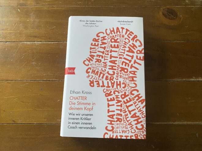 Rezension: Chatter-Ethan Kross 12 Dunkelrot Rezi The Chatterer. Visueller Kopf mit Buchstaben