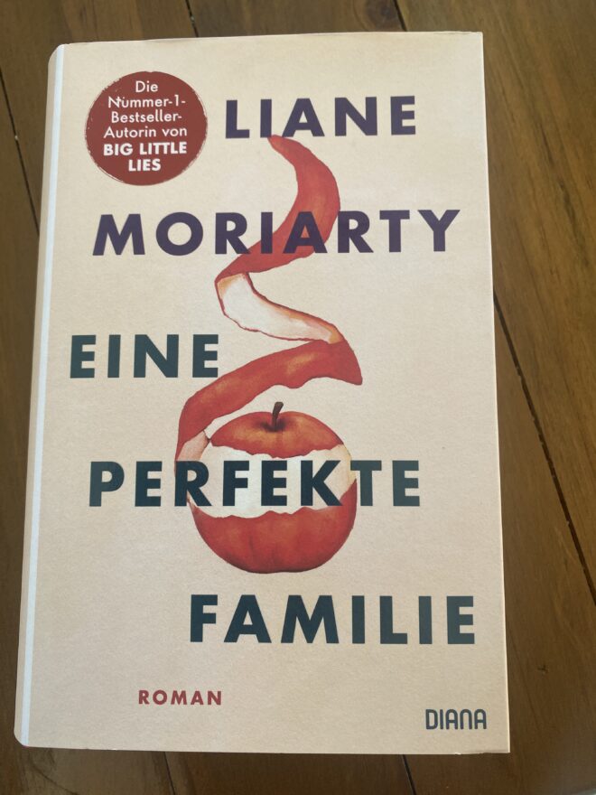 Rezension: Eine perfekte Familie- Liane Moriarty 2 Dunkelrot Rezi Eine perfekte Familie. Das Cover zeigt einen zum Teil abgeschälten Apfel